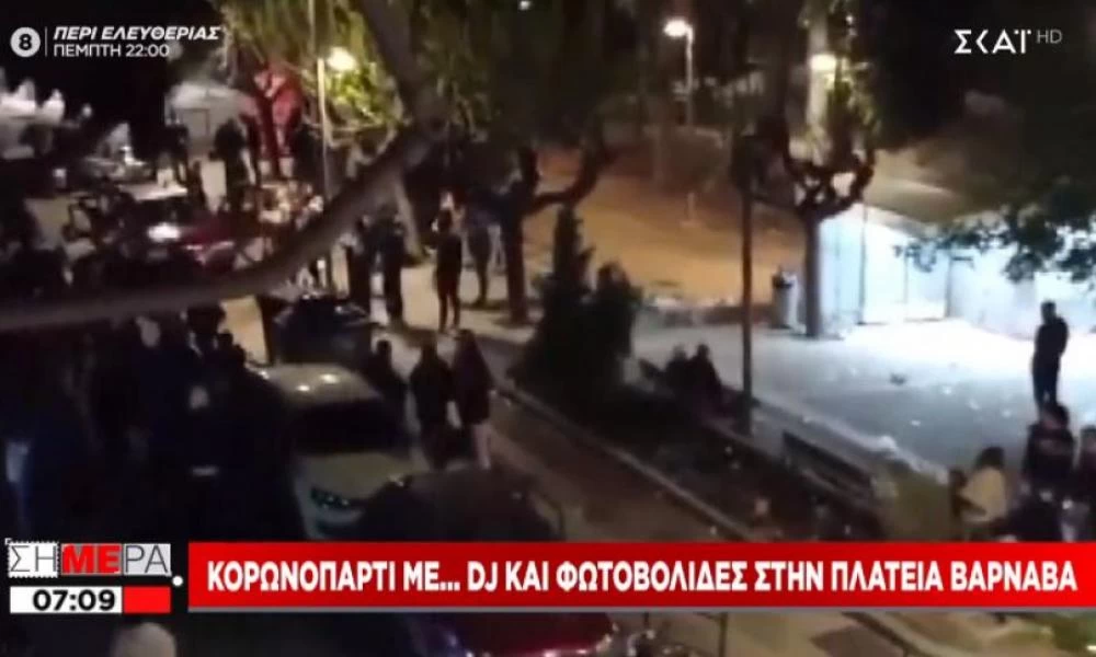 Κορονοπάρτι με DJ και φωτοβολίδες στην πλατεία Βαρνάβα στο Παγκράτι